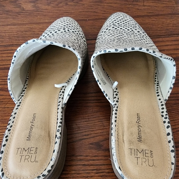 Closed toe flat slides with mini heel - Picture 2 of 3